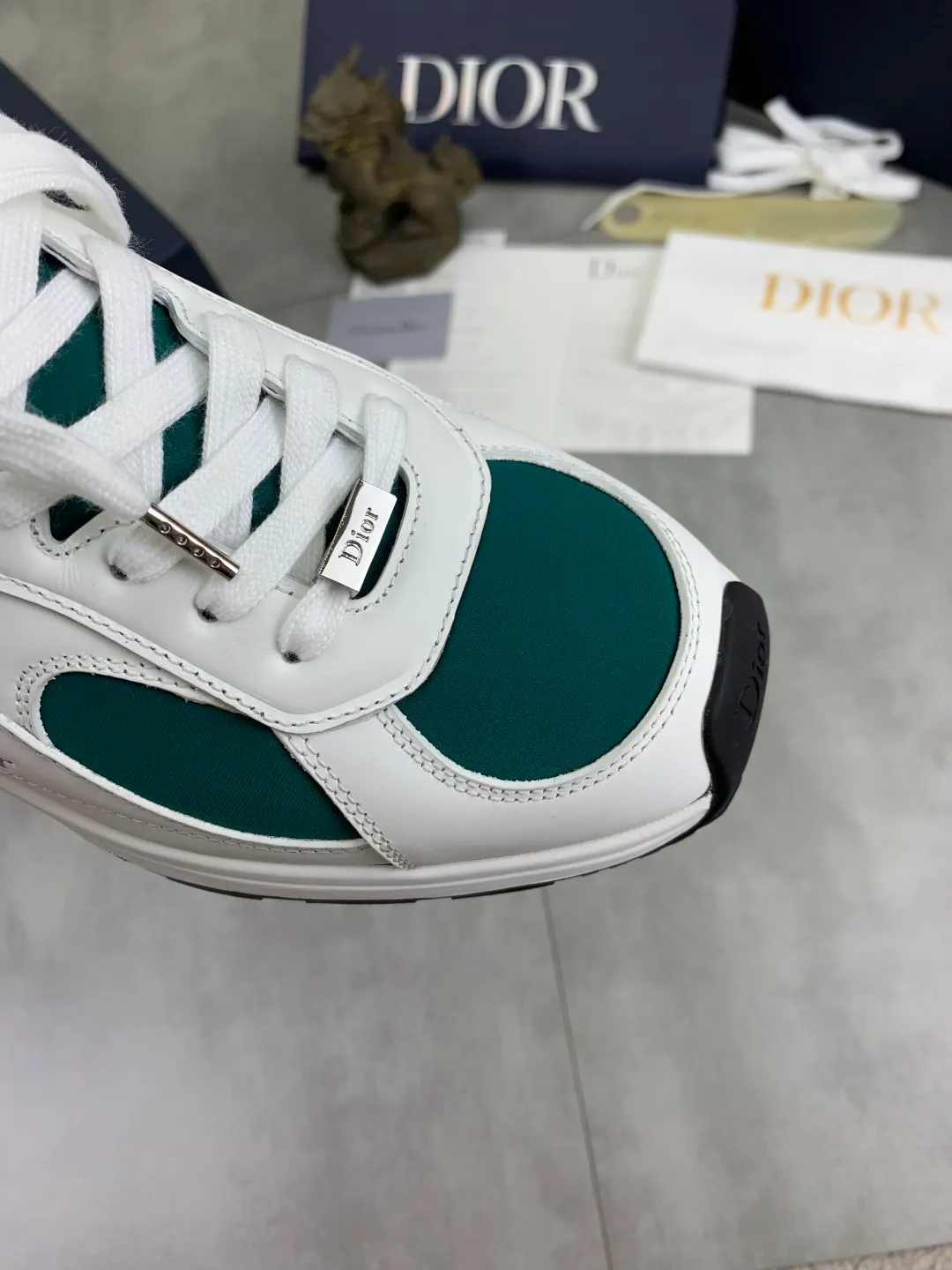 Men's shoes 💰P560 The new DIOR Dior sneakers are carefully made of black grained first-layer cowhide, embellished with the same color Dior Gravity embossed effect, which is exquisite and extraordinary. The interior is made of the same color sheep lining, which is soft and comfortable. Complete with original custom multi-color mohair wide laces and matte black-finished brass eyelets, the tonal rubber sole is embellished with the Oblique pattern, and the contrasting Dior 30 Avenue Montaigne logo on the rear tail adds style to the casual look. Size: 35-45 for men and women Color: 3️⃣ colors available